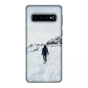 Trekker in Snow Samsung Galaxy S10 Mobile Cover