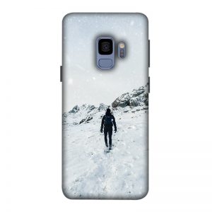 Trekker in Snow Samsung Galaxy S9 Mobile Cover